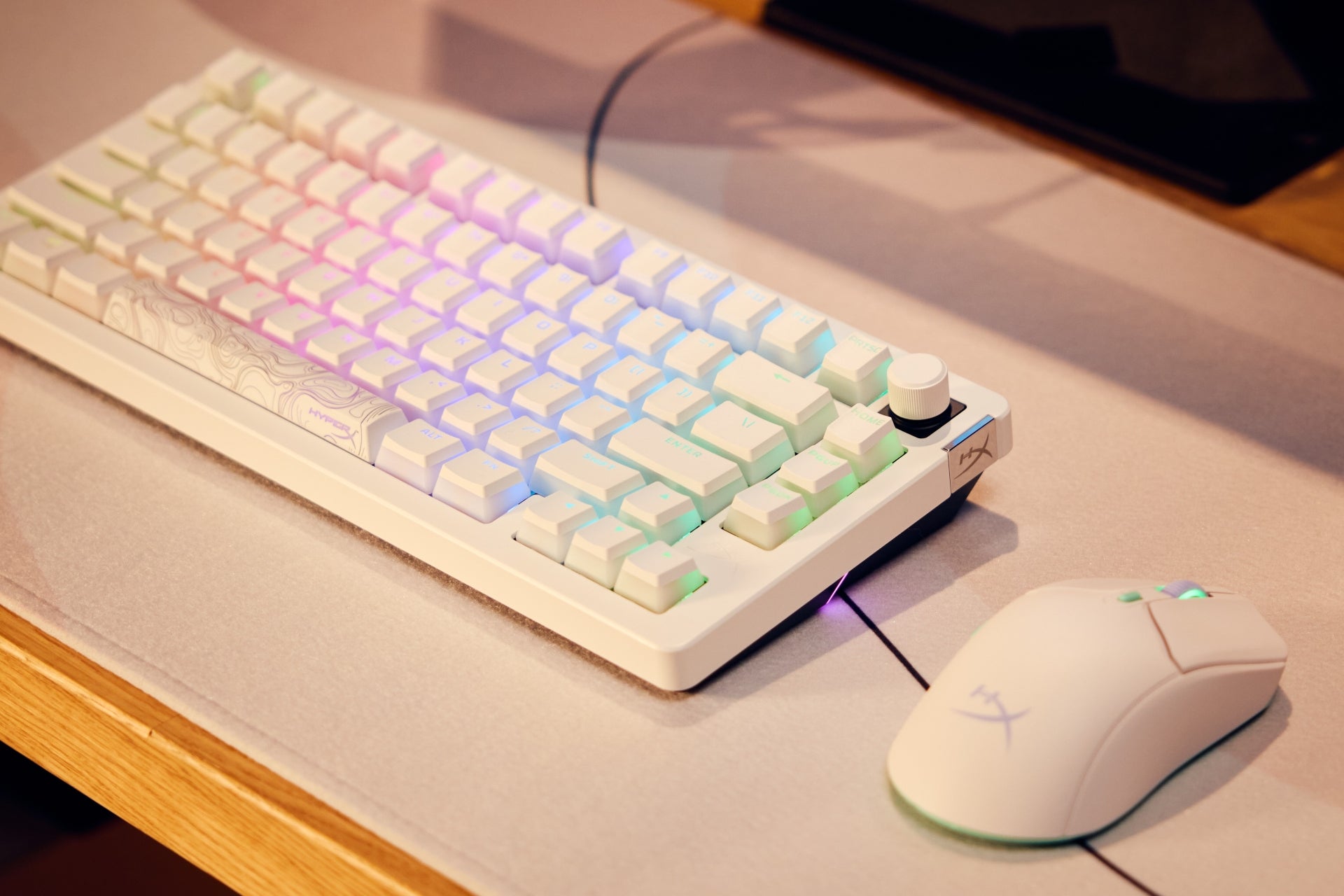 Ensemble clavier et souris de jeu blancs avec éclairage RVB sur un bureau
